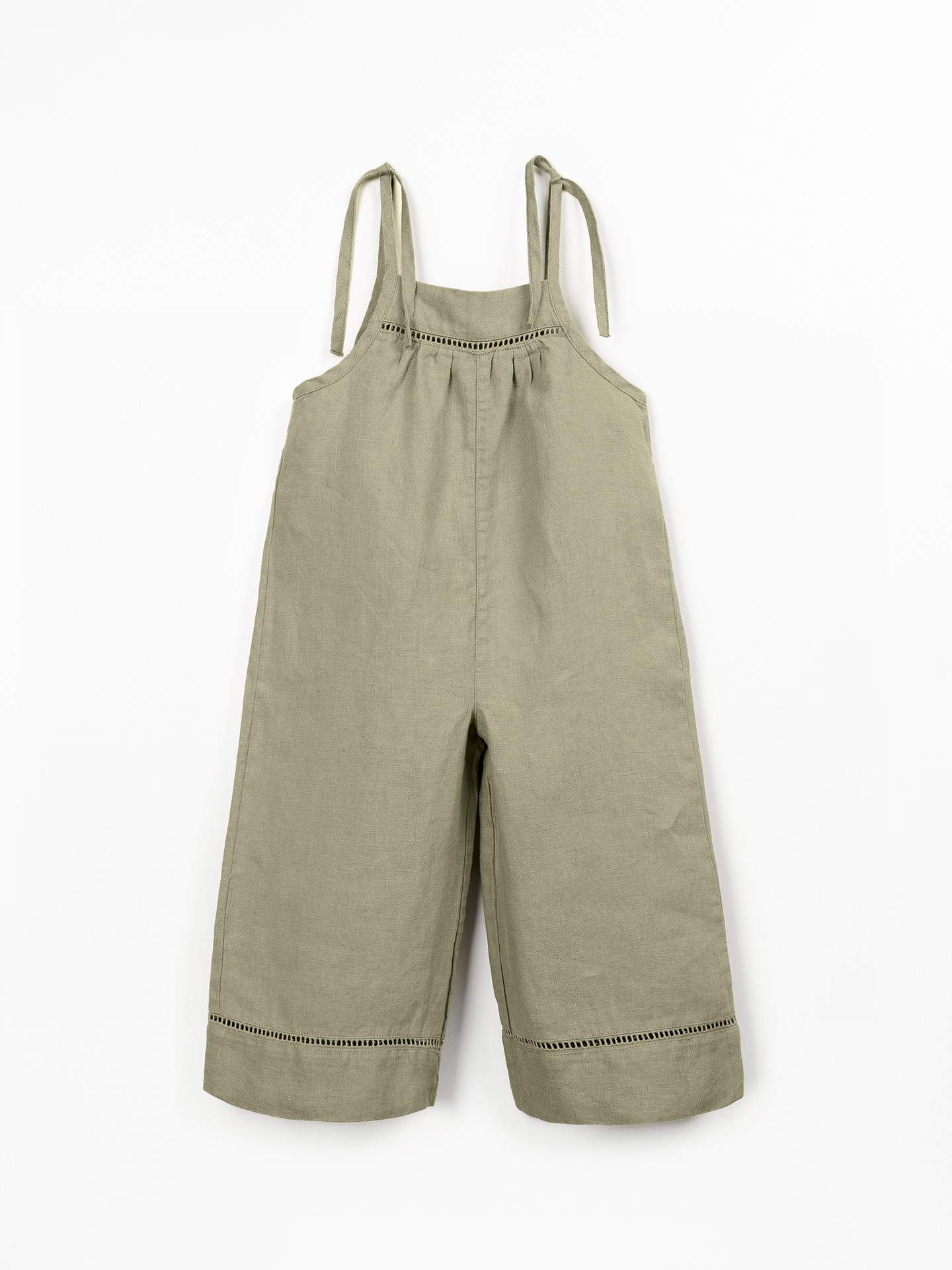 Macacão em linho com pormenores de renda