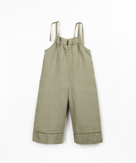 Macacão em linho com pormenores de renda