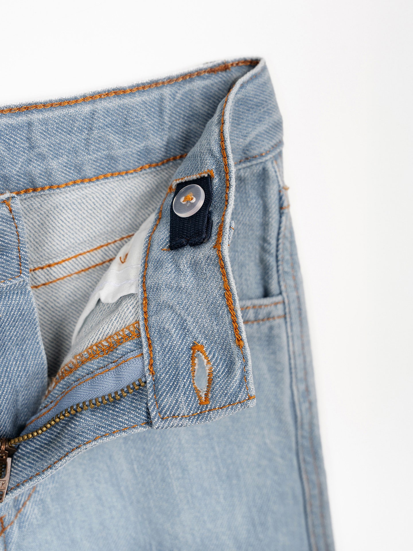 Trousers with pockets and adjustable belt