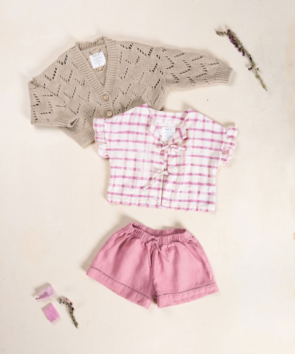 Linen shorts with elastic waistband