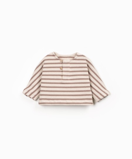 Knit sweater with a blend of natural fibers and recycled cotton