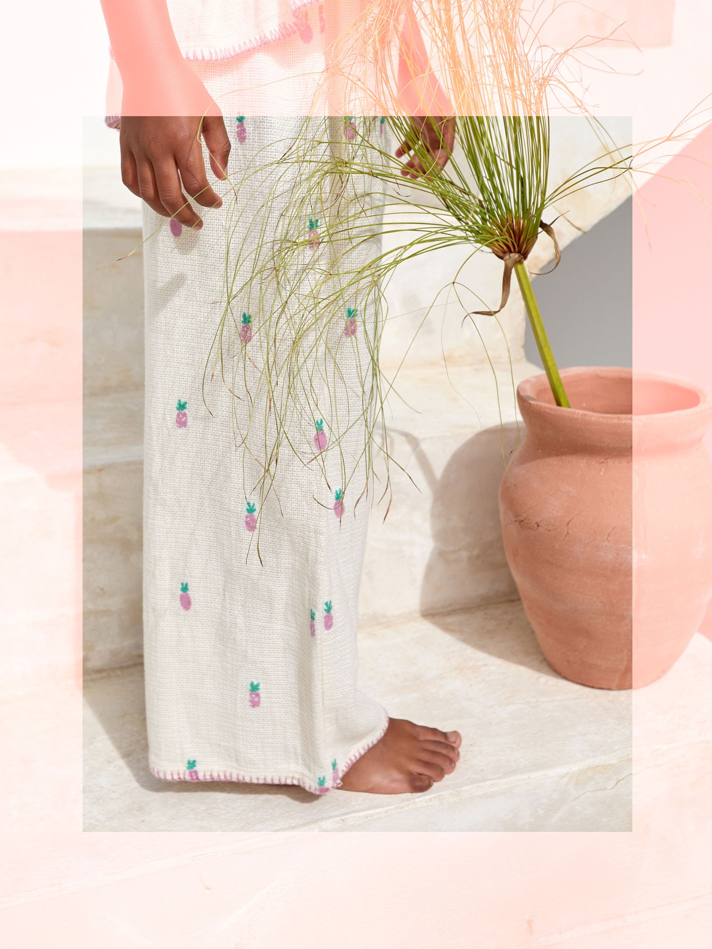 Calça de tecido com estampado de ananases