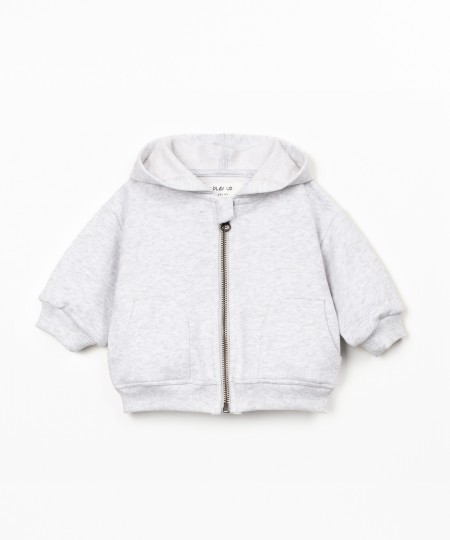 Chaqueta con cremallera y capucha