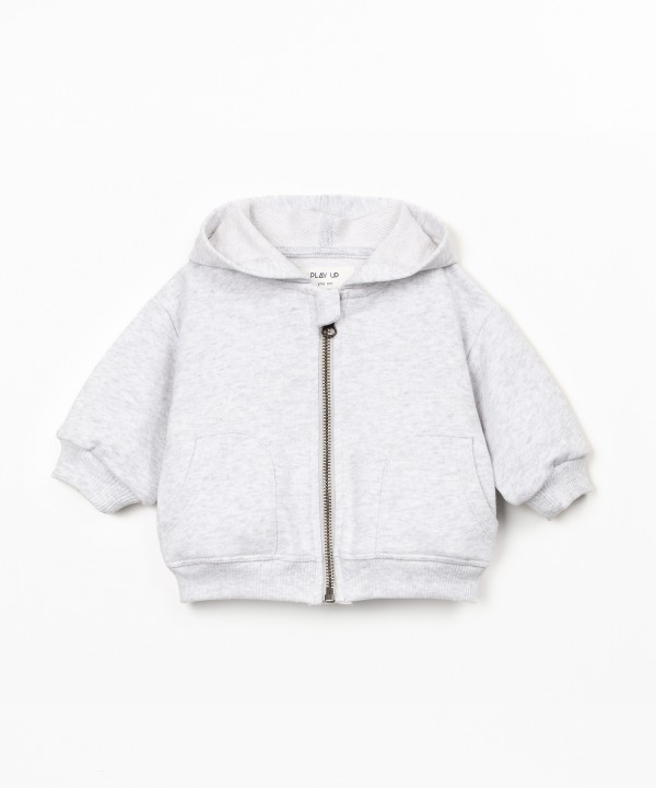 Chaqueta con cremallera y capucha
