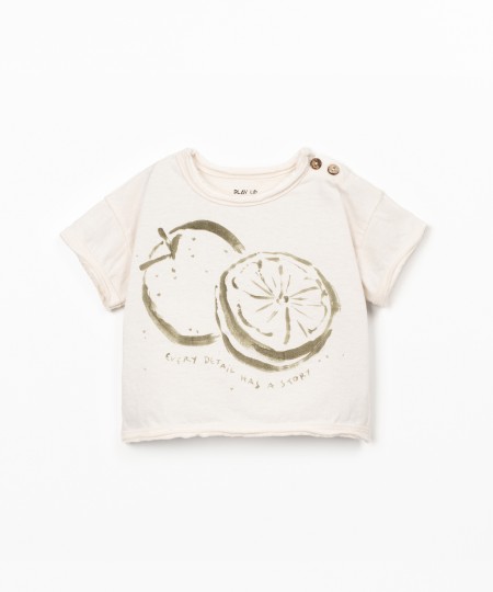 T-shirt com desenho � frente
