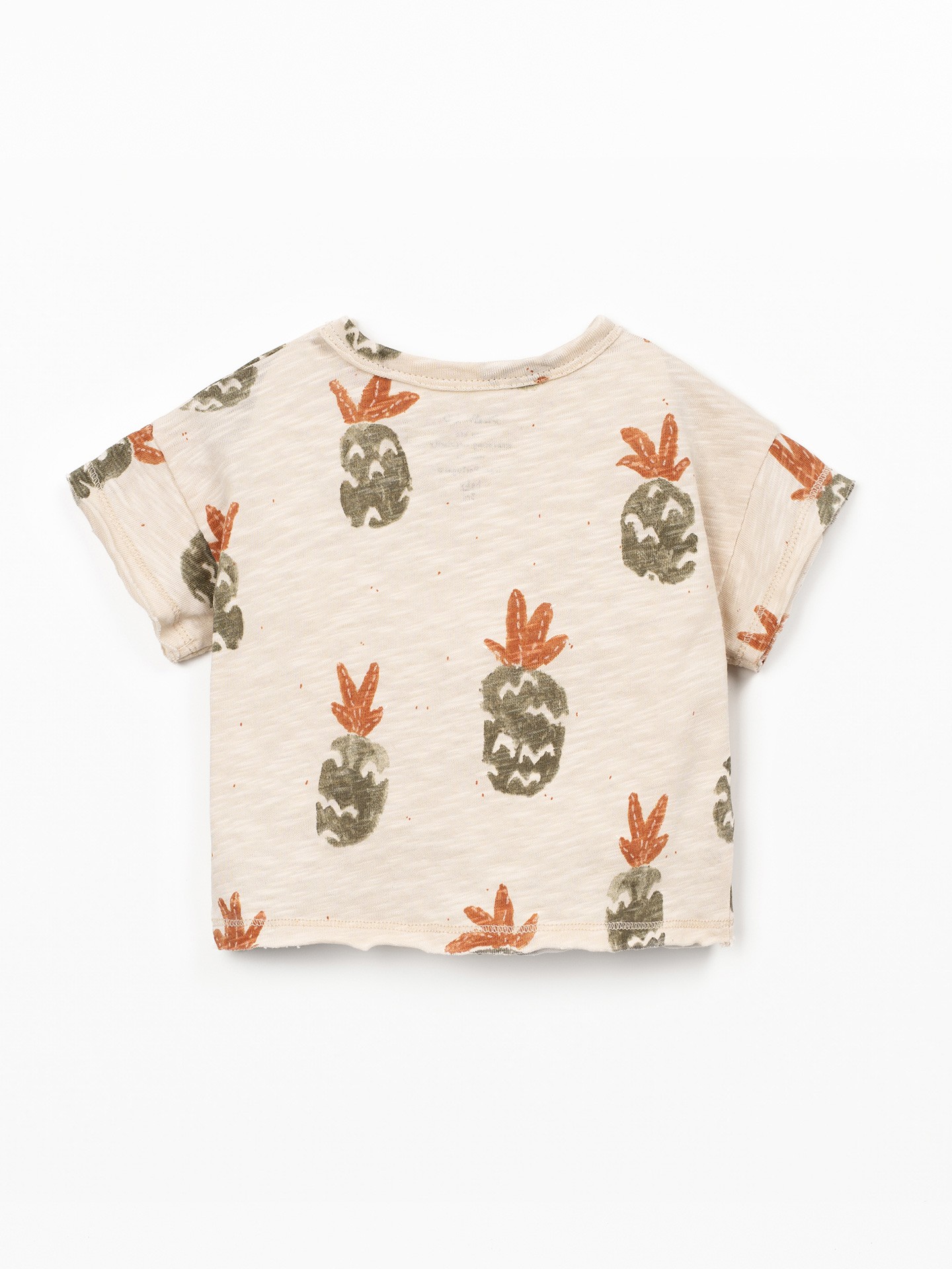 T-shirt com abertura no ombro