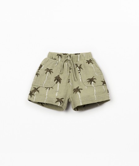 Short en tissu avec imprimé de palmiers