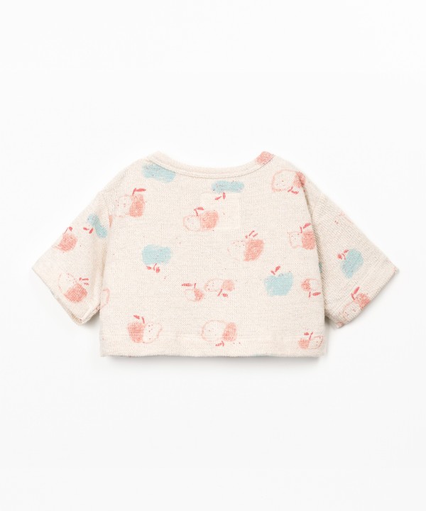 Sweater with apple print