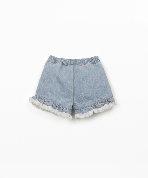 Pantaloncini in denim con inserto volant