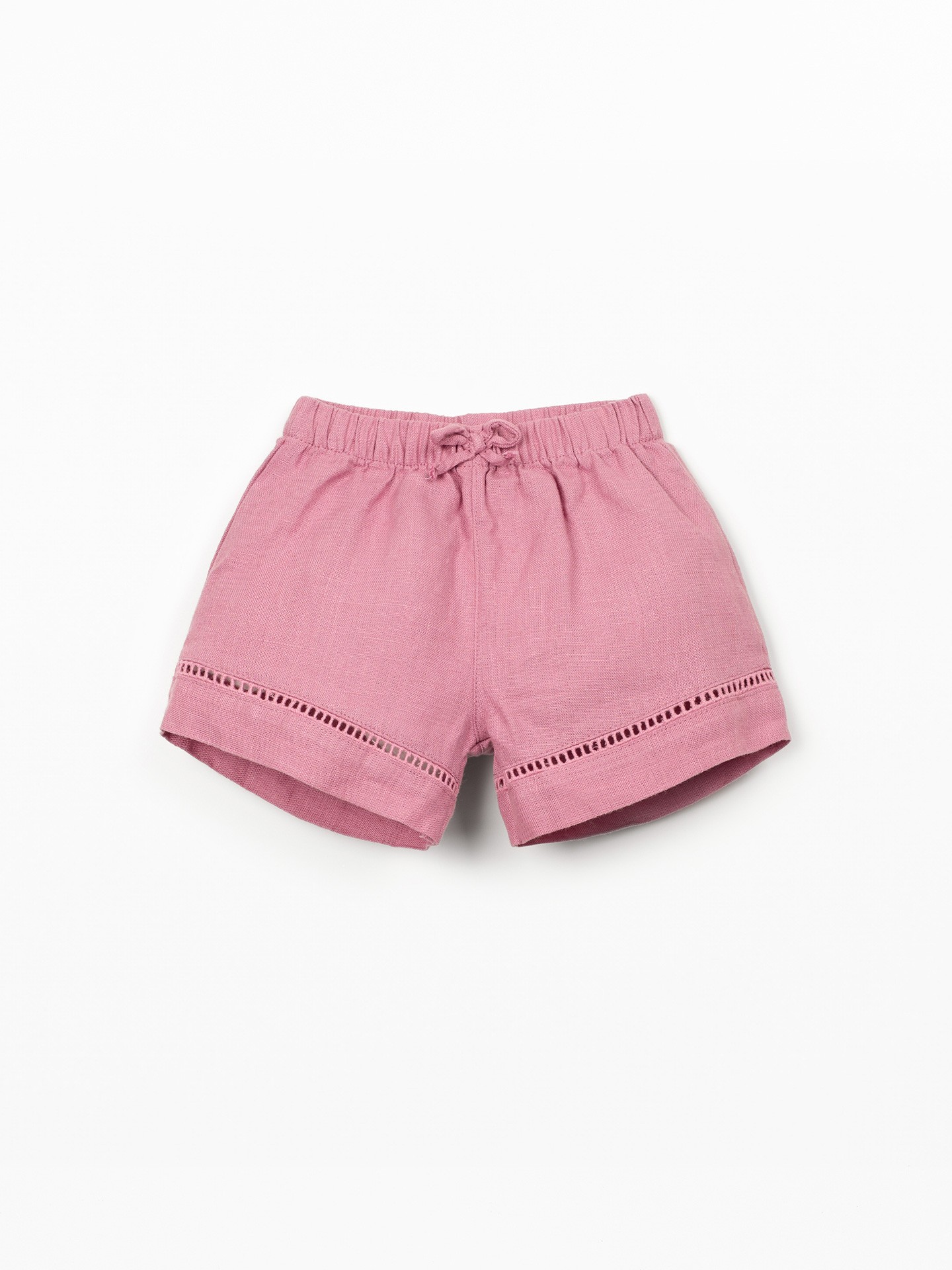 Pantalón corto de lino con detalle de encaje