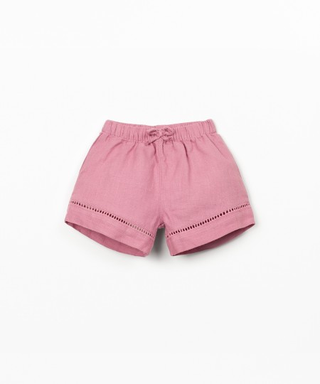 Pantalón corto de lino con detalle de encaje