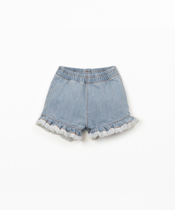Pantaloncini in denim con inserto volant