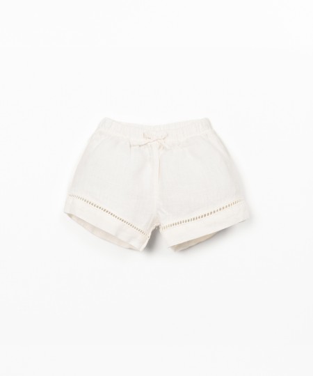 Pantalón corto de lino con detalle de encaje