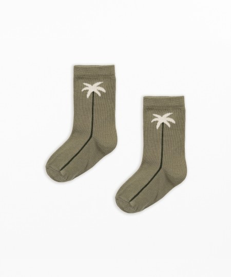 Calcetines de algodón orgánico con estampado de palmeras.