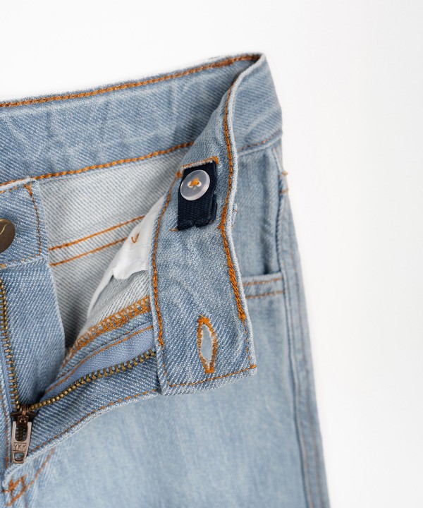 Calça de com bolsos e cinto ajustável