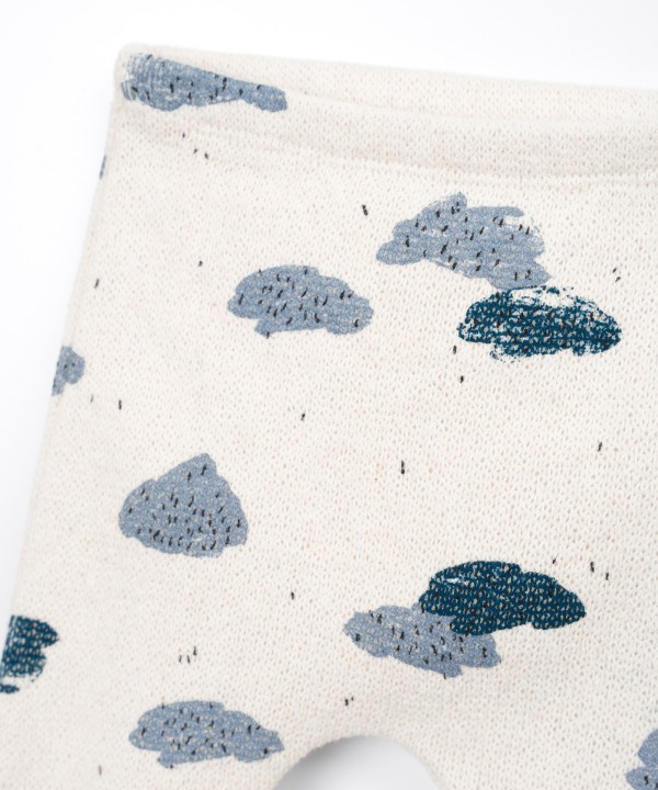 Cal�a de malha com estampado de nuvens
