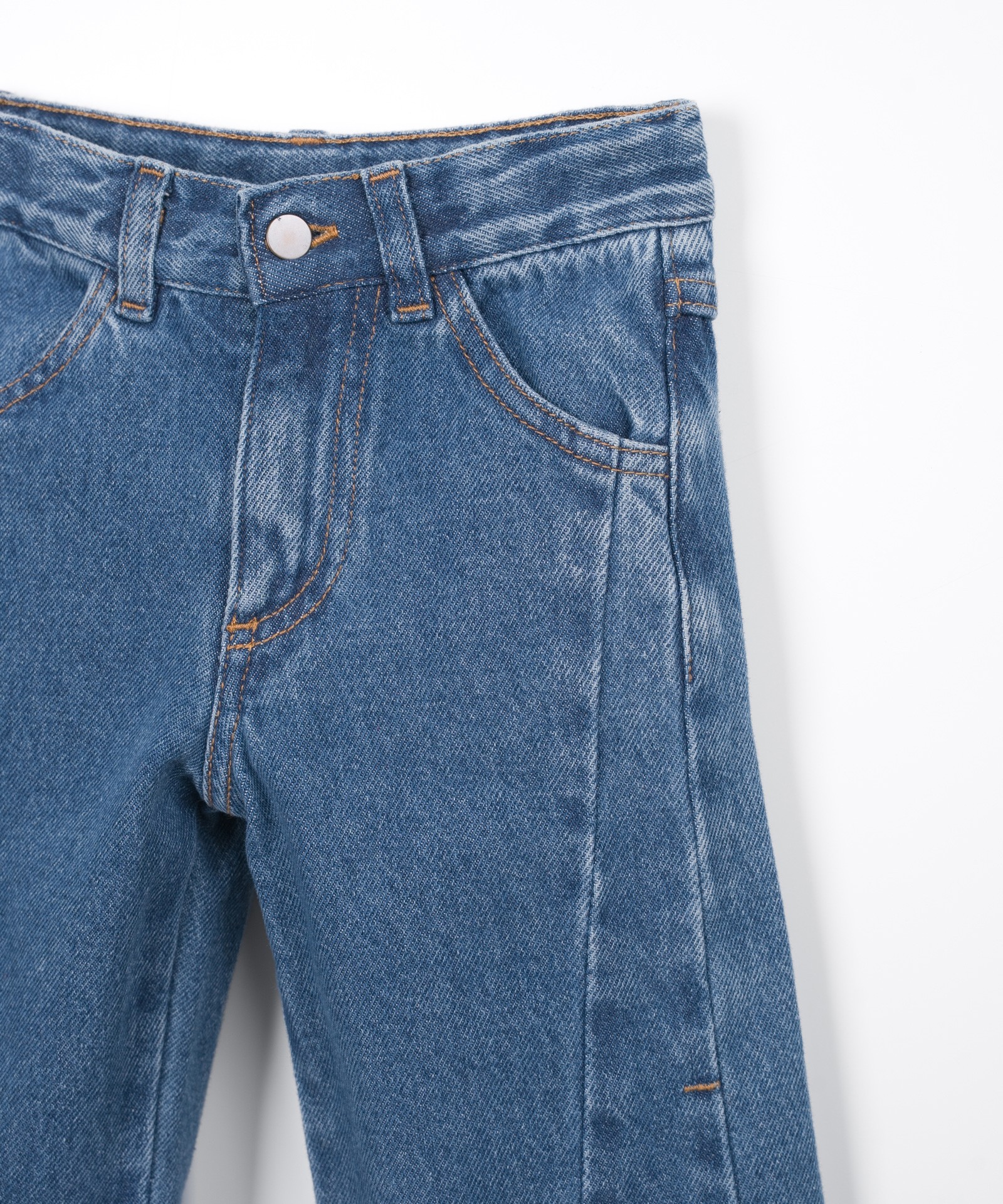 Calça de ganga com cinto ajustável