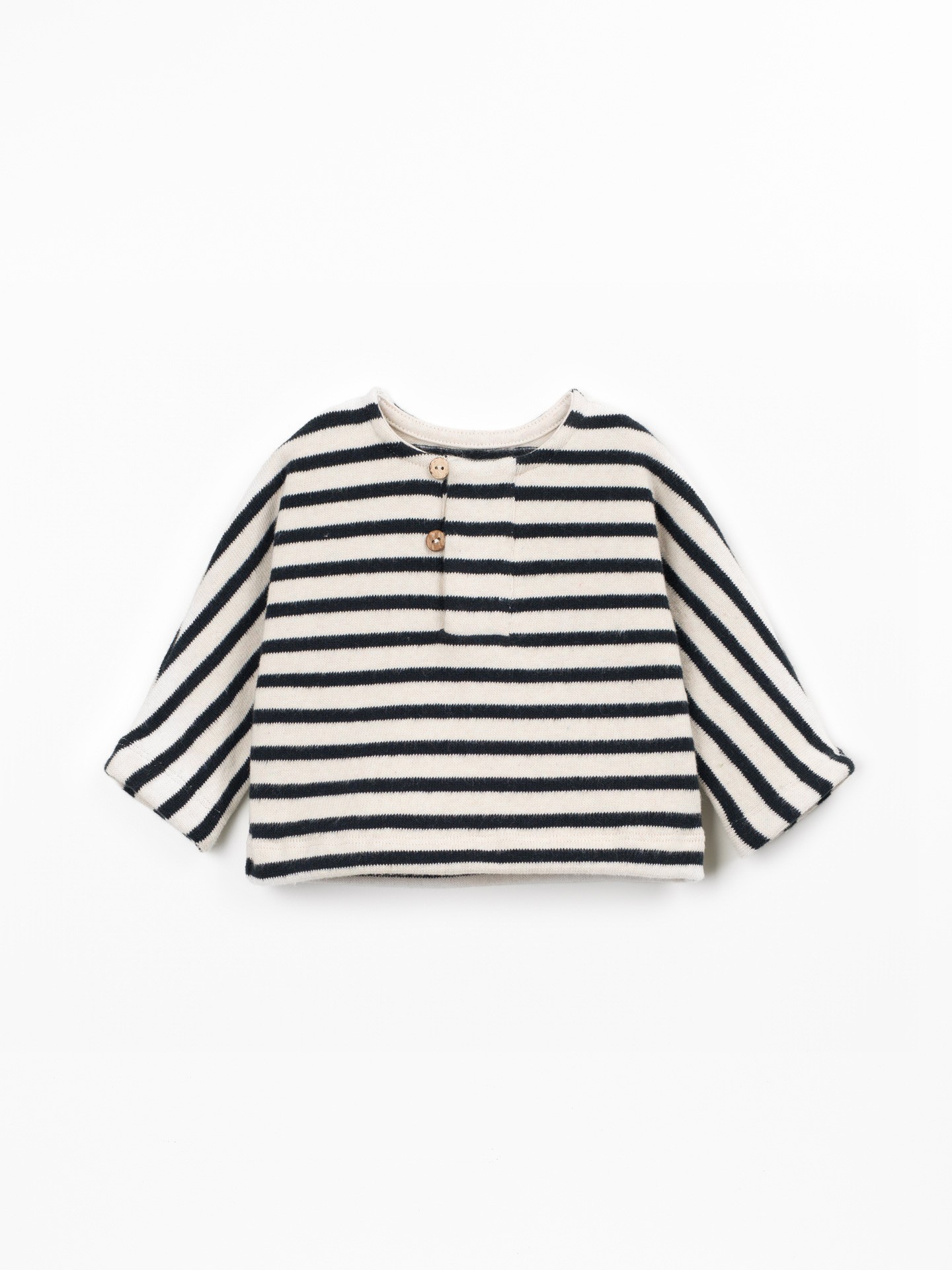Knit sweater with a blend of natural fibers and recycled cotton