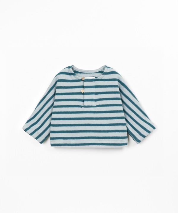 Knit sweater with a blend of natural fibers and recycled cotton