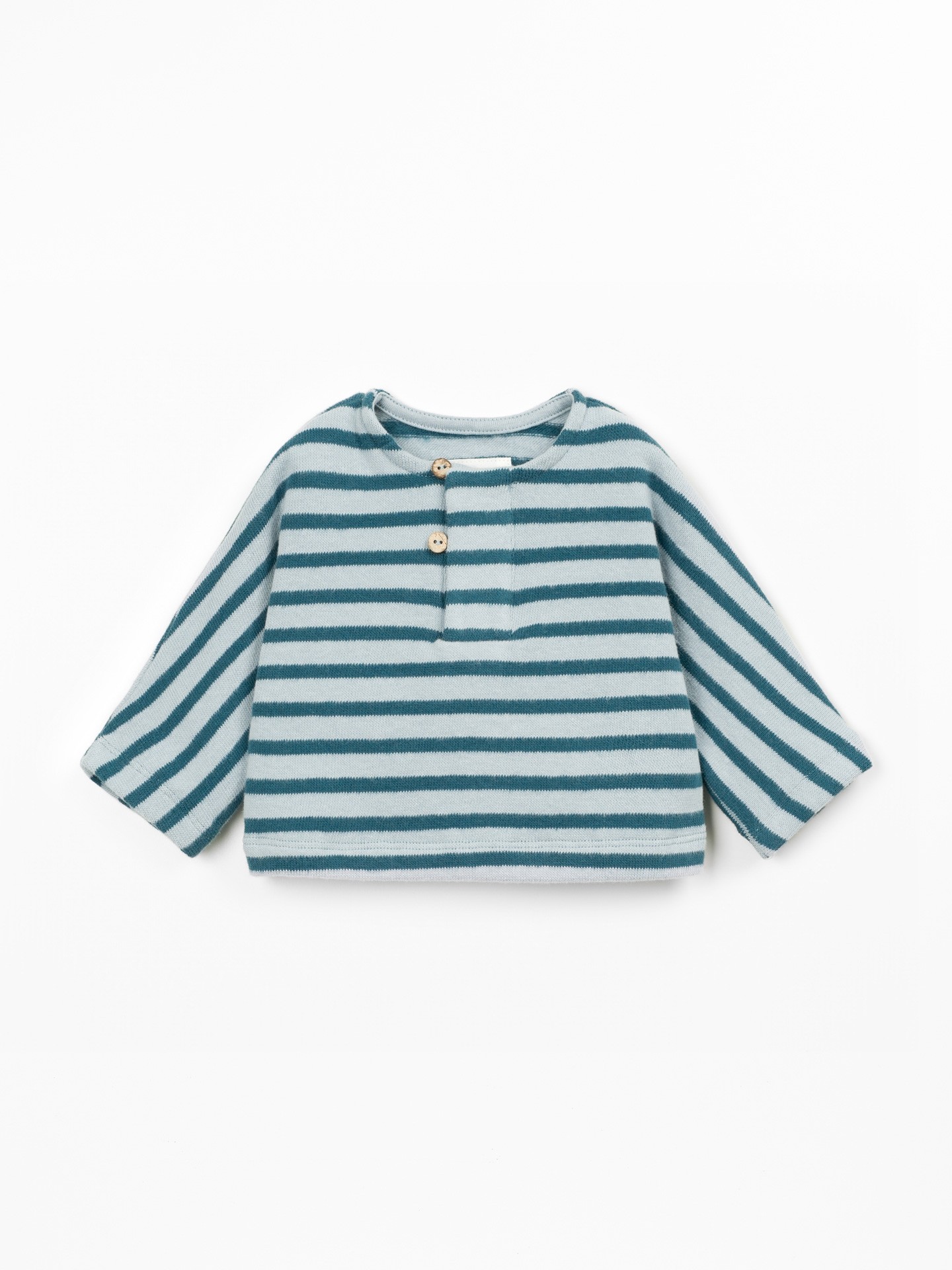 Knit sweater with a blend of natural fibers and recycled cotton
