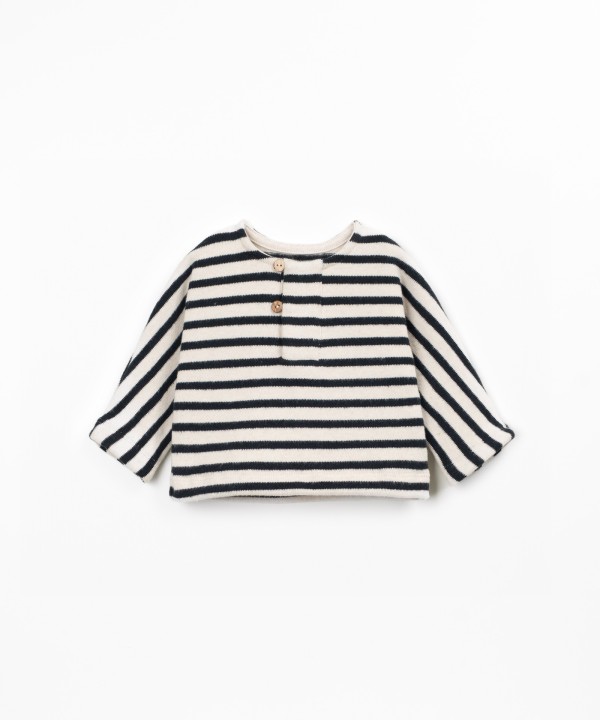 Knit sweater with a blend of natural fibers and recycled cotton