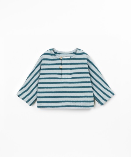 Knit sweater with a blend of natural fibers and recycled cotton
