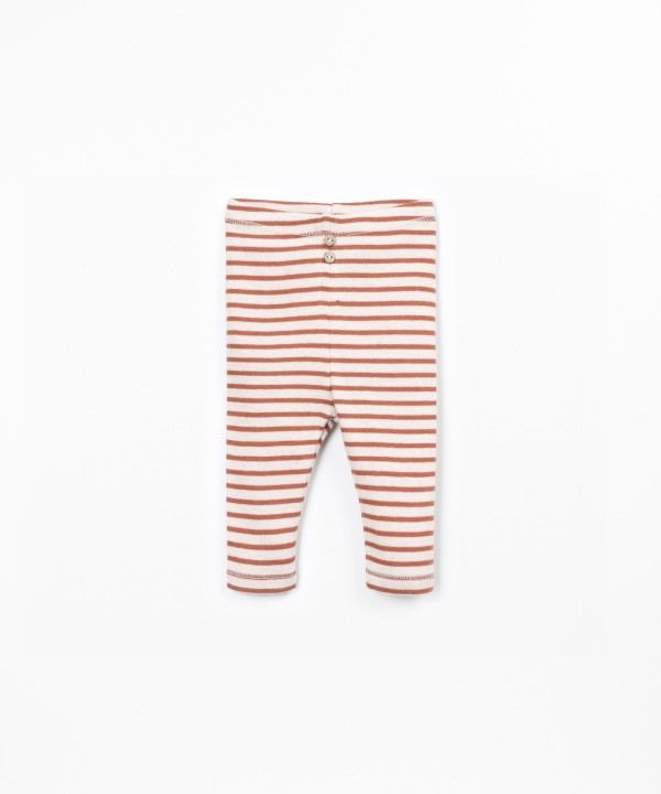 Leggings a rayas con botones decorativos de coco.