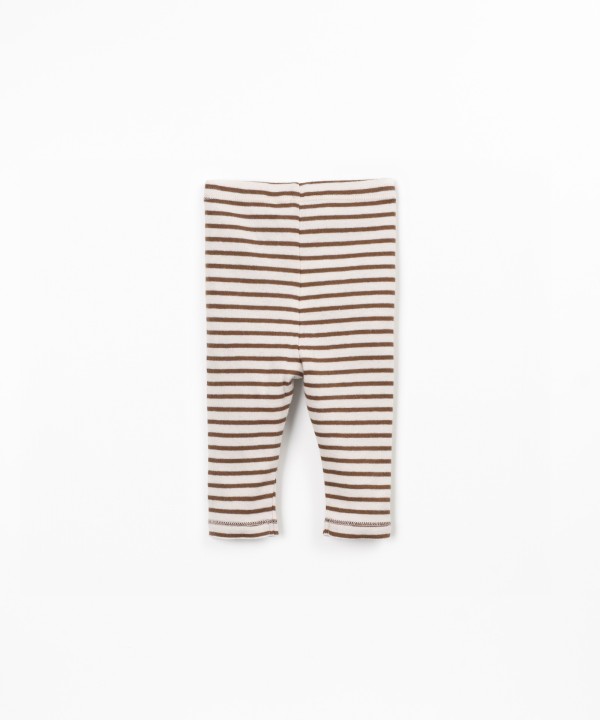 Leggings a rayas con botones decorativos de coco.