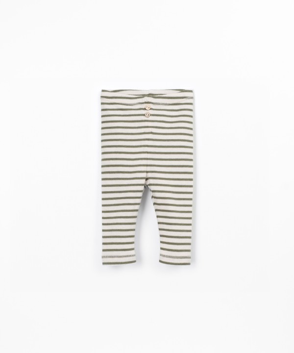 Leggings a rayas con botones decorativos de coco.