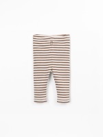 Leggings a rayas con botones decorativos de coco.