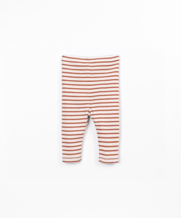 Leggings a rayas con botones decorativos de coco.