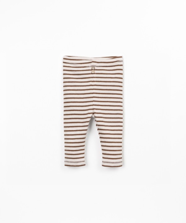 Leggings a rayas con botones decorativos de coco.