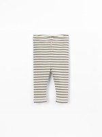 Leggings a rayas con botones decorativos de coco.