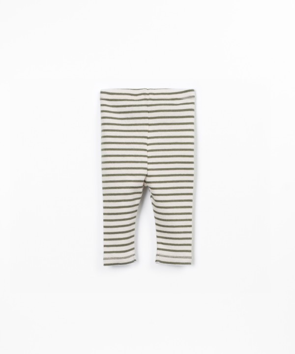 Leggings a rayas con botones decorativos de coco.