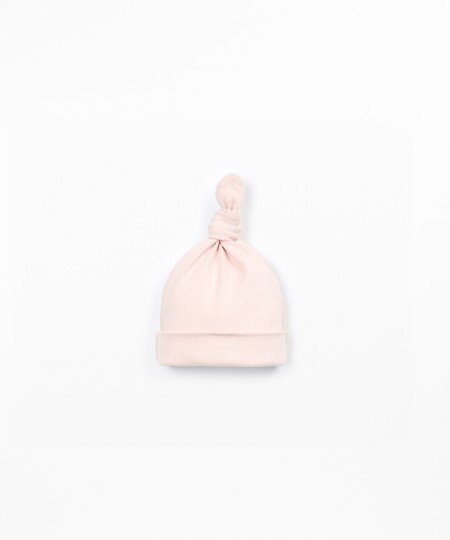 Gorro de punto con nudo decorativo