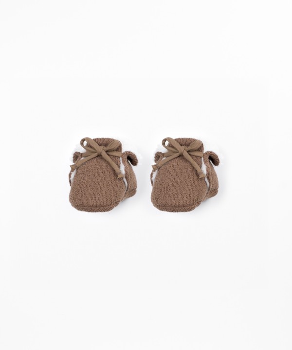 Knit shoes with ankle finish