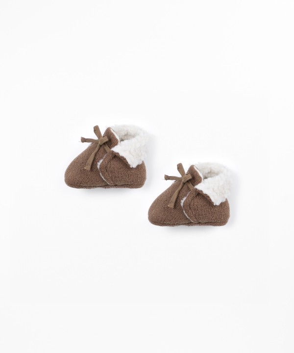 Knit shoes with ankle finish