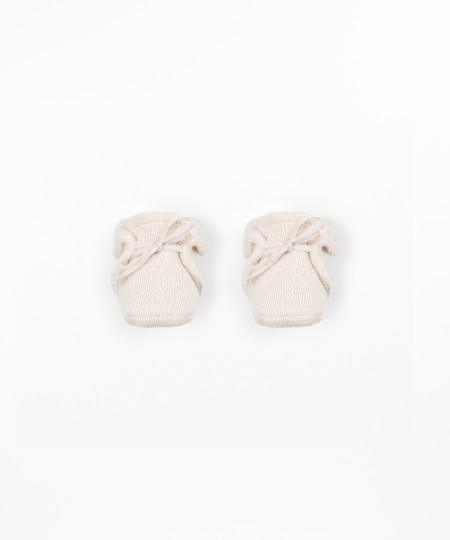 Knit shoes with ankle finish