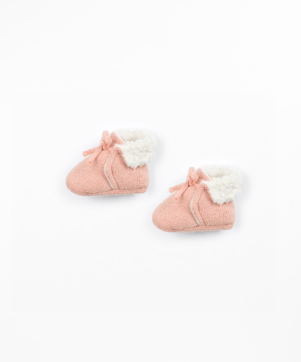 Knit shoes with ankle finish