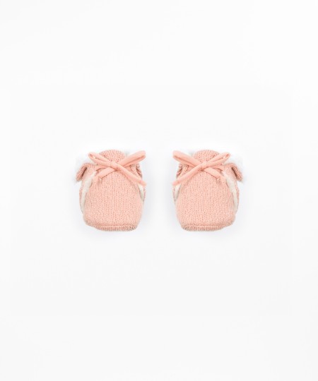 Knit shoes with ankle finish