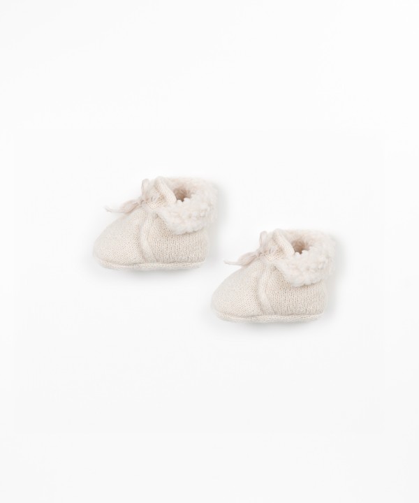 Knit shoes with ankle finish