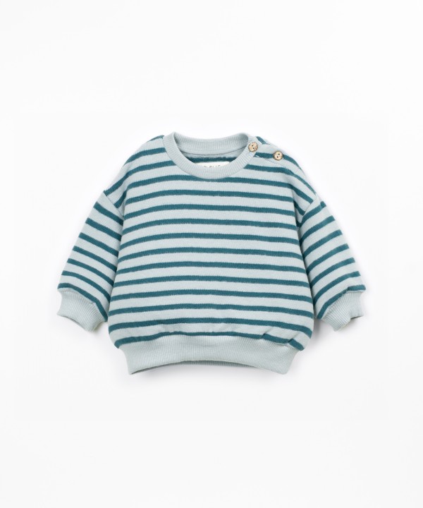 Sweater with a mix of natural and recycled fibers