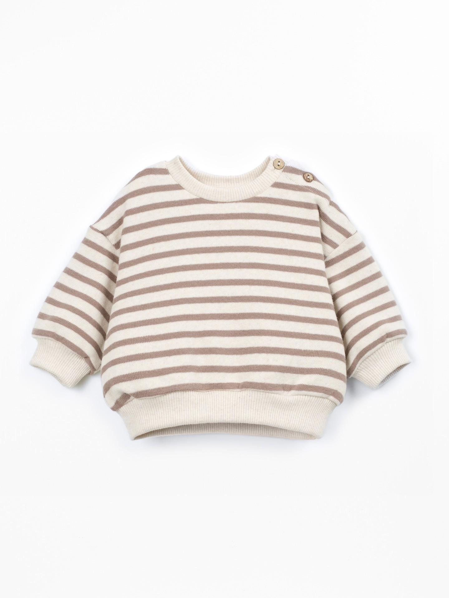 Sweater with a mixture of natural and recycled fibers