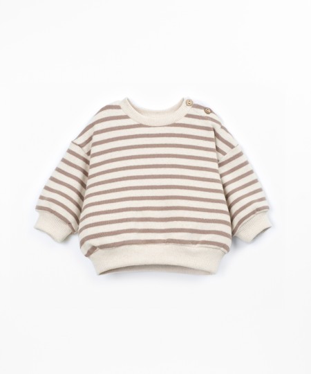 Sweater with a mixture of natural and recycled fibers