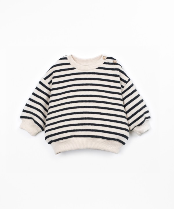 Sweater with a mixture of natural and recycled fibers