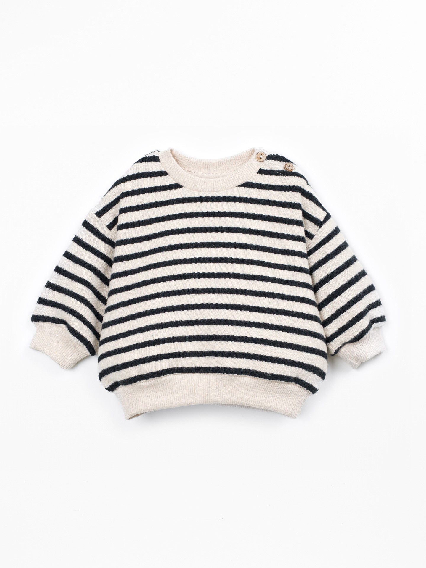 Sweater with a mixture of natural and recycled fibers