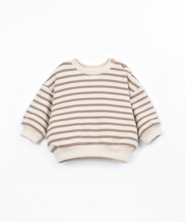 Sweater with a mixture of natural and recycled fibers
