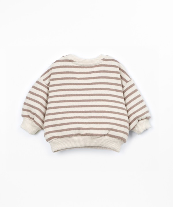 Sweater with a mixture of natural and recycled fibers