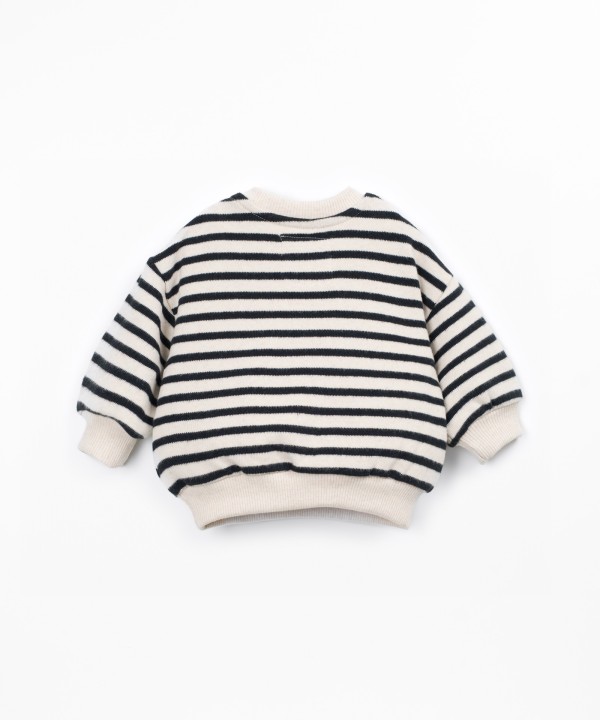 Sweater with a mixture of natural and recycled fibers