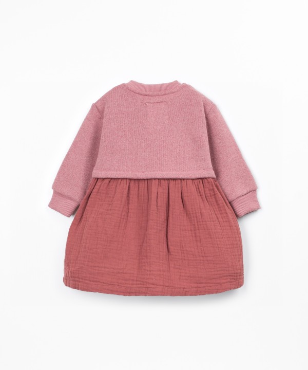 Vestido com mistura de malha e tecido